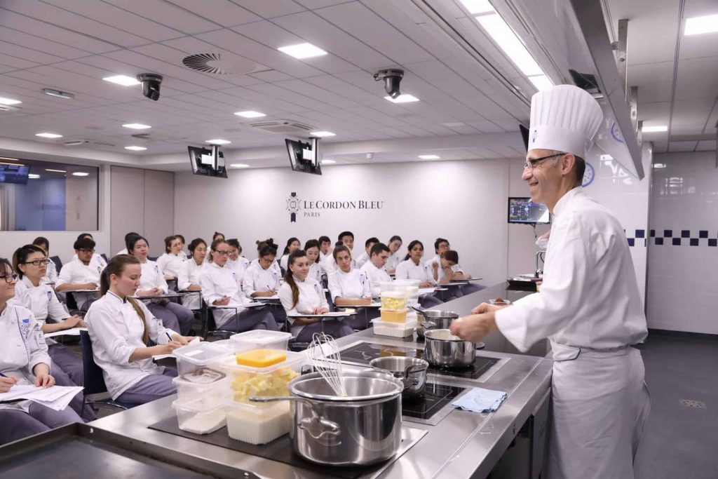 chef cuisinier qui fait un cours