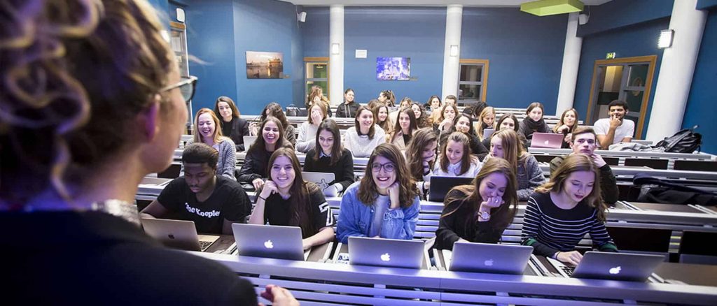 étudiant en amphithéatre