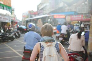 dame avec un sac a dos a l'etranger