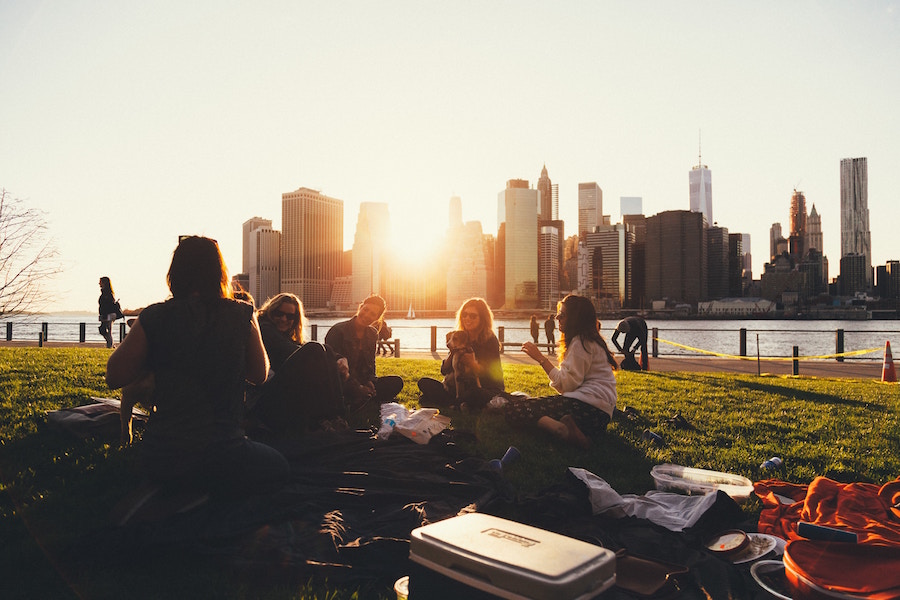 jeunes étudiants en voyage