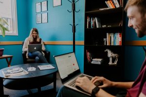 2 etudiants en train de travailler