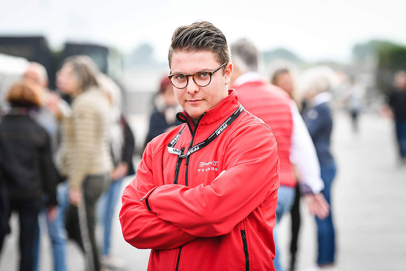 etudiant en train de faire un job etudiant