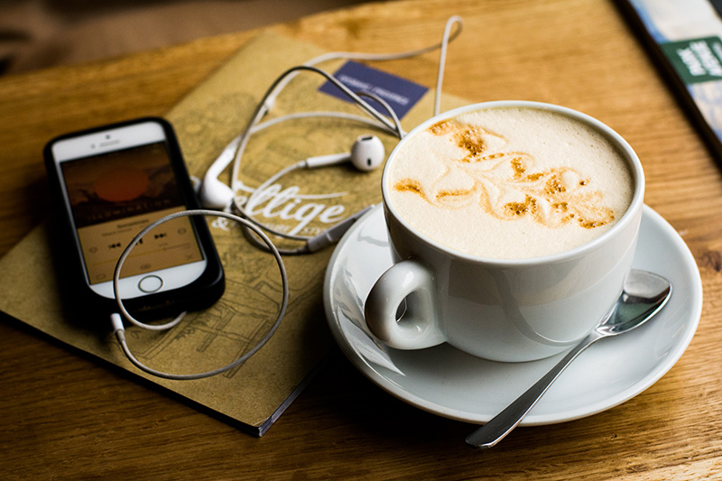 café avec un telephone et un calepin