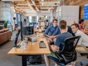 personnes qui travaillent dans un bureau