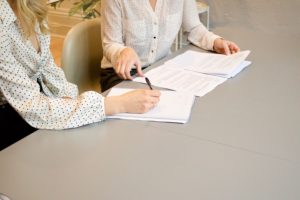 2 femmes qui signe un contrat