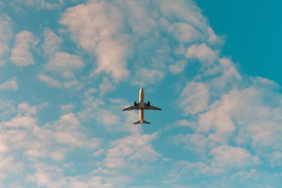 ciel bleu avec un avion qui passe