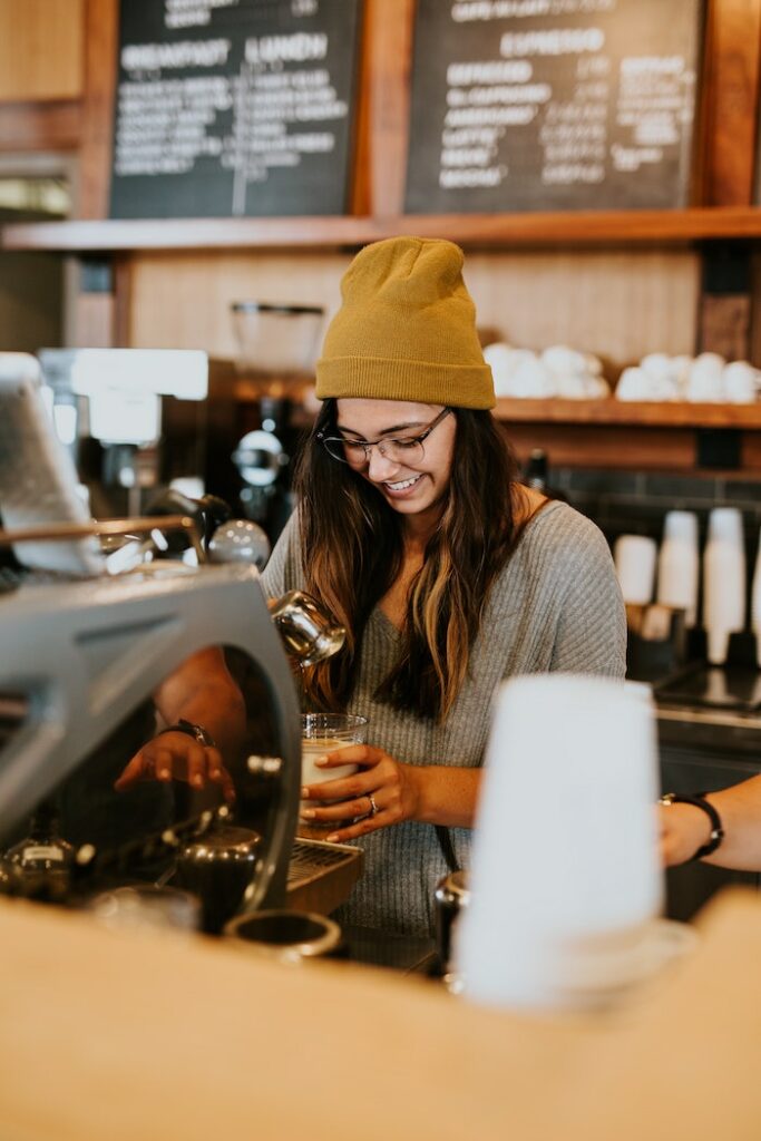 fille qui encaisse des clients