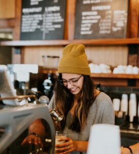 fille qui encaisse des clients