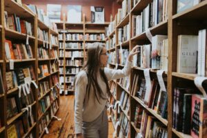 fille qui est à la bibliothèque