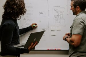 2 etudiants qui révisent