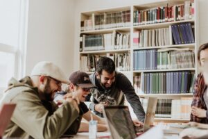 etudiant qui parlent