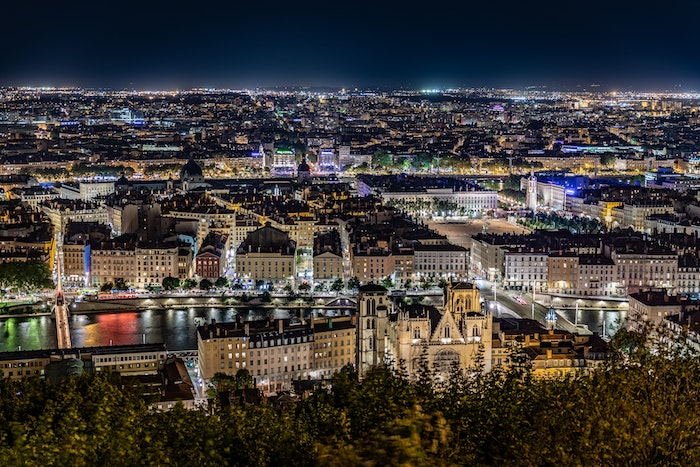 ville de lyon la nuit