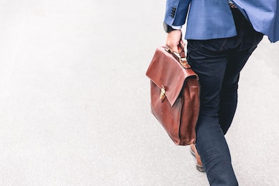 homme qui marche avec un cartable