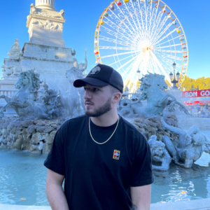 homme qui pose devant une fontaine à bordeaux