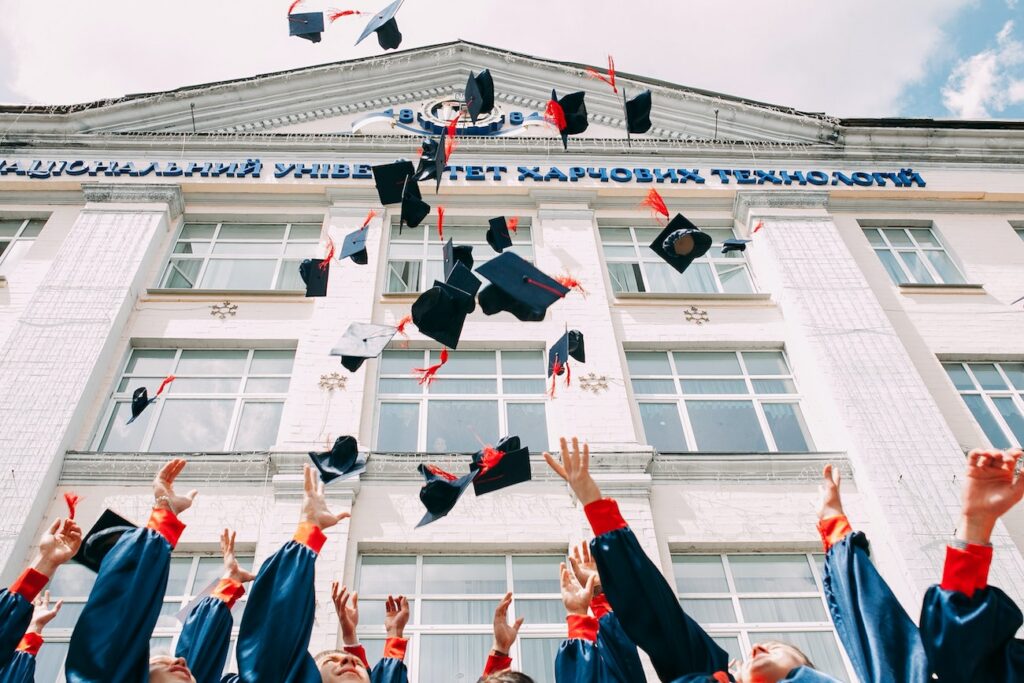 etudiants qui lancent leurs chapeaus de diplomés