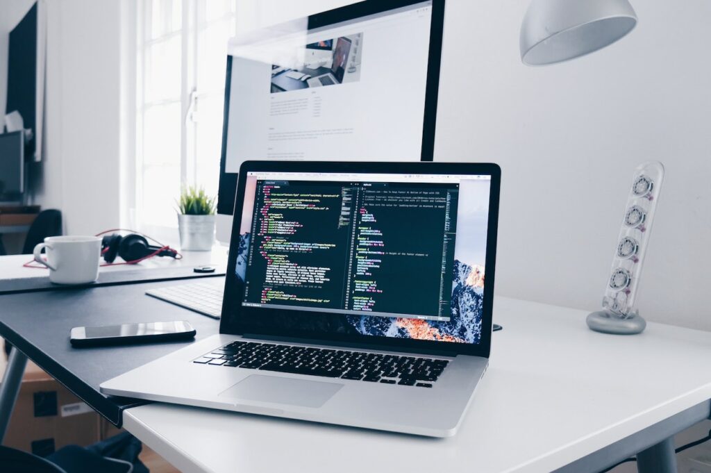 2 ordinateur allumés sur un bureau