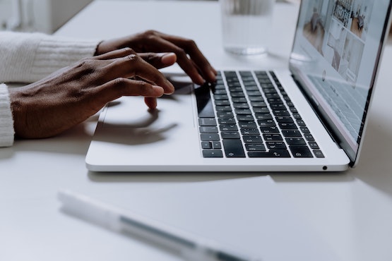 mains qui tape sur un clavier d'ordinateur