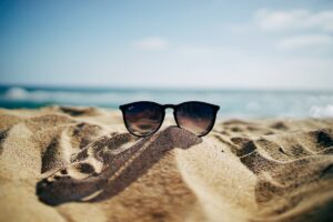 lunettes de soleil posées sur le sable