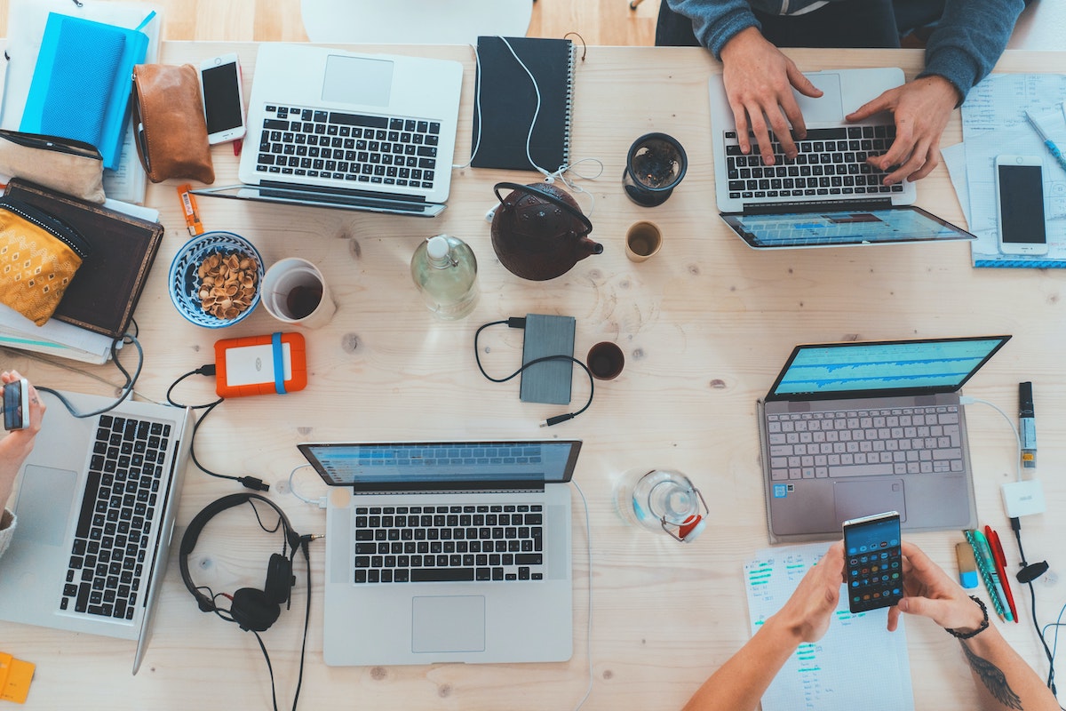 table de travail avec des ordinateurs et des téléphones