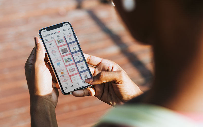 une femme qui regarde un compte instagram sur son téléphone