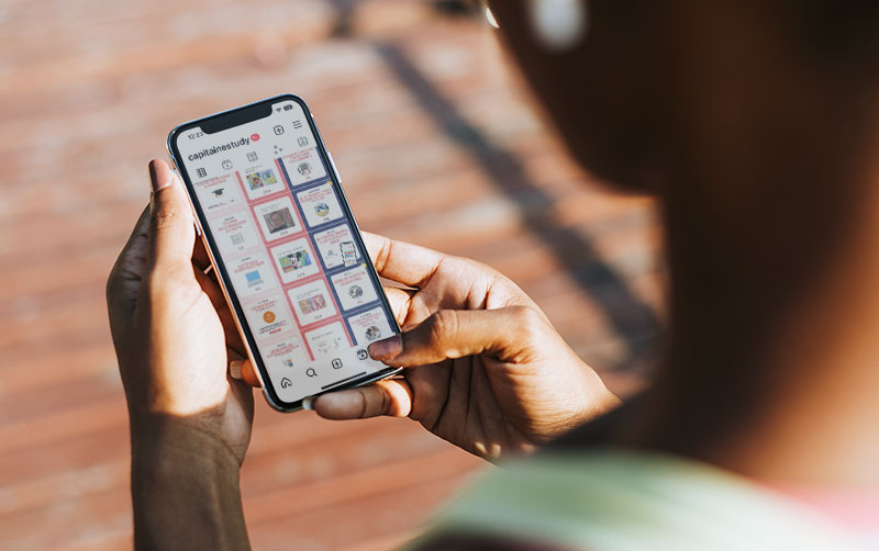 une femme qui regarde un compte instagram sur son téléphone