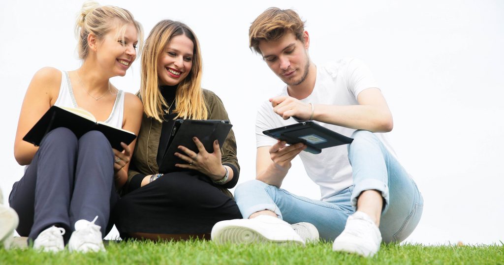 etudiants de l'efap qui revisent