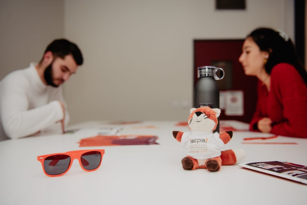 2 personnes sur une table face a face