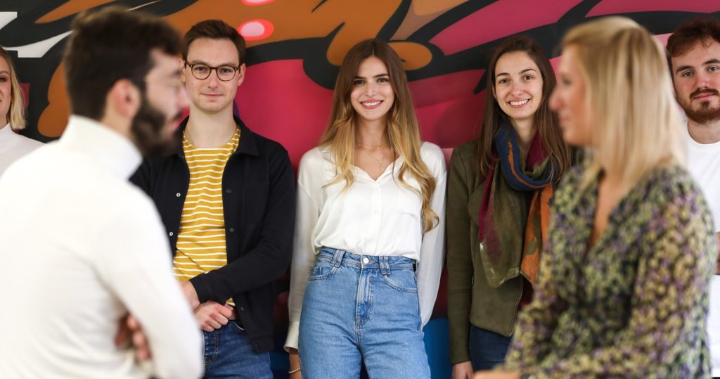 étudiants qui posent devant une fresque de l'icart bordeaux
