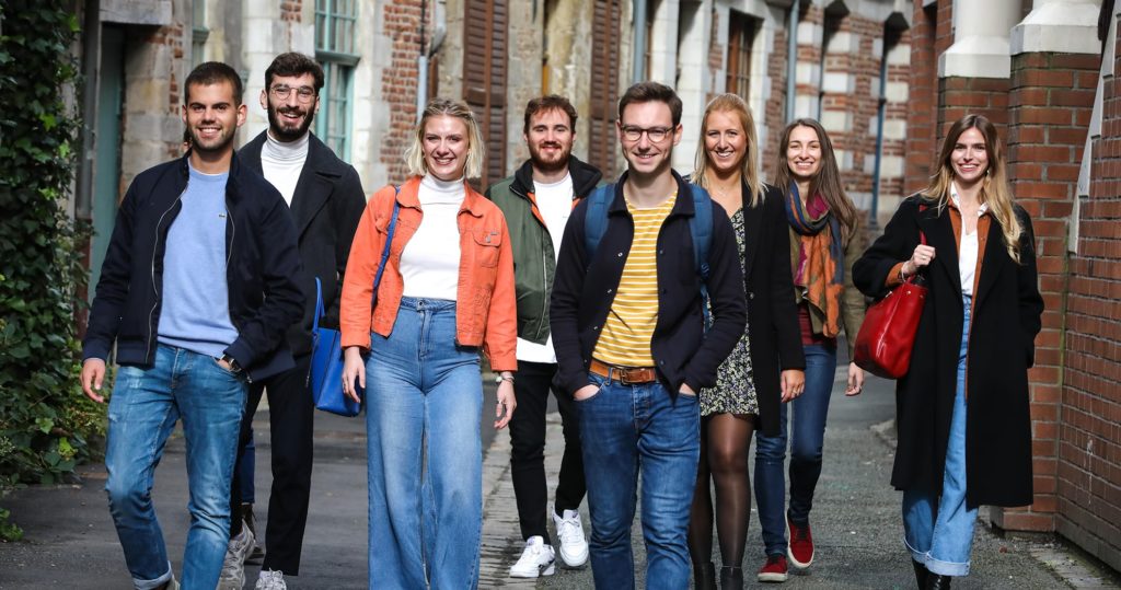 étudiants qui marchent dans les rues de l'icart lyon